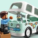 LEGO DUPLO Town Aventura cu rulota de vacanta a familiei