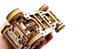 Lume miniaturala de lemn Hot Rod